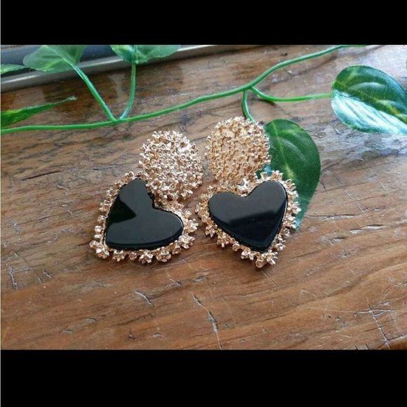 Gracy's Fashion Jewelry - NWOT  heart textured earrings